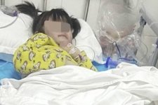 Bé gái 5 tuổi suýt mất đôi chân vì bị bố và người tình bạo hành