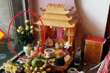 Bàn thờ Thần Tài chưng hoa này sẽ mang lại nhiều may mắn cho gia chủ