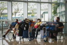 Hàng chục ngàn du khách bị mắc kẹt vì sự cố tại sân bay