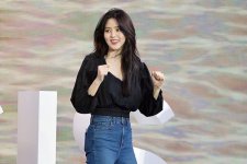 Tham khảo công thức diện quần jeans của Han So Hee