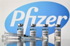 Lợi nhuận hàng năm của Pfizer tăng gấp đôi nhờ vaccine phòng COVID-19