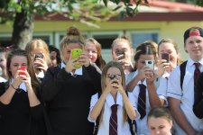 Giáo dục: Phe đối lập NSW đề xuất cấm học sinh sử dụng điện thoại ở trường