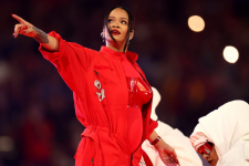 Bạn sẽ bất ngờ với mức cát-xê của Rihanna tại show diễn lớn nhất hành tinh