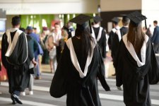Giáo dục: Triển vọng việc làm của sinh viên đại học tăng, nhưng sự hài lòng về khóa học đại học giảm