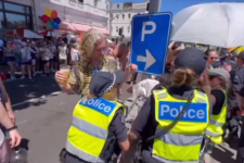 Melbourne: Người biểu tình ném bom sơn vào cảnh sát trong cuộc diễu hành Midsumma Pride March