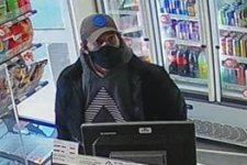 Strathmore: Truy nã tên trộm lấy cắp ví tiền và gian lận thẻ tín dụng
