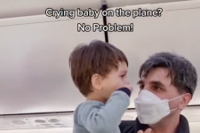 Tất cả hành khách trên máy bay hát "Baby shark" để dỗ dành trẻ nhỏ