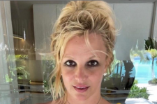 Britney Spears muốn nâng ngực sau nhiều năm bị cha chê bai ngoại hình