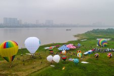 Du khách thích thú khi thấy khinh khí cầu trên bầu trời Hà Nội