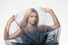 Paris Hilton diện váy Lê Thanh Hòa chụp ảnh tạp chí