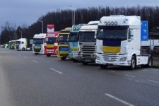 Nông dân Ba Lan chặn toàn bộ xe chở hàng của Ukraine
