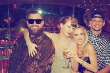 Taylor Swift lần đầu tiên dự tiệc lớn cùng bạn trai