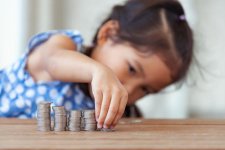 Cách cha mẹ nhìn nhận về tiền bạc ảnh hưởng lớn đến tương lai con cái khi trưởng thành