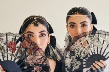 Cặp chị em Ấn Độ dùng charm túi xách để cài tóc tạo nên cơn sốt