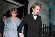 Joe Alwyn ngoại tình sau lưng Taylor Swift?