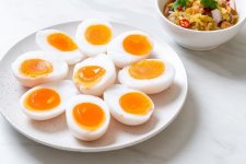 Trứng luộc lòng đào và trứng chín có thể bảo quản được bao lâu?