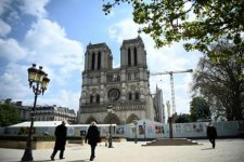 Paris đóng cửa Quảng trường Nhà thờ Đức Bà