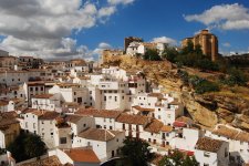 Những ngôi nhà không mái dưới khối đá khổng lồ ở Tây Ban Nha