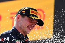 Tay đua F1 Max Verstappen tiêu hàng triệu USD vào những việc gì?