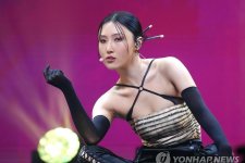 Hwasa trả giá vì trang phục và vũ đạo táo bạo quá giới hạn