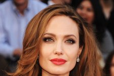 "Tiên hắc ám" Angelina Jolie có bí quyết gì mà tuổi U50 vẫn đẹp xuất chúng