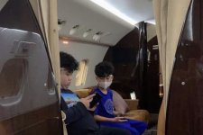 Chuẩn giới rich kid, bé Bo nhà Lệ Quyên mới 10 tuổi đã được bố thuê chuyên cơ riêng cho đi du lịch