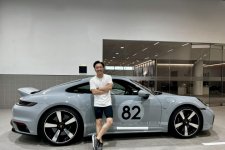 Doanh nhân Nguyễn Quốc Cường bên chiếc Porsche 911 Sport Classic