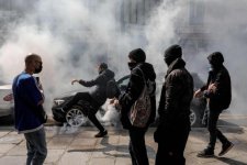 Phản đối quy định hạn chế, 19.000 người Pháp biểu tình ngay trong ngày Quốc khánh