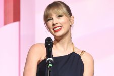 Taylor Swift dẫn đầu top 10 nhạc sĩ kiếm tiền nhiều nhất năm 2020