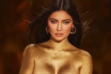 Kylie Jenner khoe đường cong tuyệt đẹp trong lớp sơn vàng óng ánh