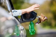 Tin Úc: Mức phạt $250 dành cho những tài xế xả rác từ trên xe hơi