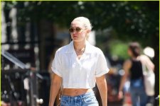 Siêu mẫu Gigi Hadid diện quần jeans 'rách' cá tính đi chơi