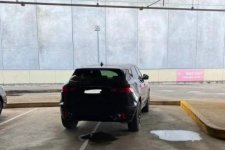 Canberra: Xe đẩy siêu thị "bao vây"Jaguar chiếm hai chỗ đậu xe