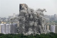 Ấn Độ phá hủy tháp đôi cao 100m ở Noida