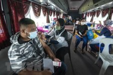Malaysia tiêm mũi vaccine tăng cường cho nhóm người có nguy cơ cao