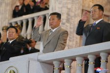 Vóc dáng Kim Jong Un tại lễ duyệt binh