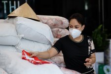 Bật khóc khi đọc bình luận tiêu cực, Việt Hương tuyên bố ngưng làm từ thiện
