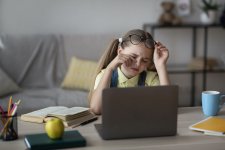 Điều cha mẹ cần làm để giảm mỏi mắt cho trẻ khi học online