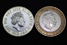 Việc thay thế tiền in hình Nữ hoàng Elizabeth II phải mất hàng thập kỷ