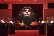 Đấu giá hàng chục món đồ của huyền thoại nhạc rock Freddie Mercury