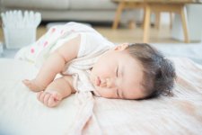 Trẻ lăn lộn trong khi ngủ là bình thường, nhưng đừng để quá lâu sẽ ảnh hưởng đến sự phát triển toàn diện của trẻ