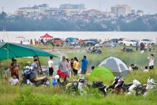 Hàng trăm người dựng trại bên bờ sông Hồng sau giãn cách