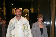 Taylor Swift và Travis Kelce công khai thể hiện tình cảm