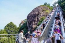 Trung Quốc xây dựng thang cuốn cho du khách muốn leo núi