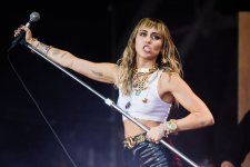 Miley Cyrus bị réo tên giữa lùm xùm gây sốc của 'học trò'