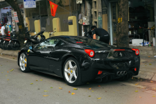 Ferrari 458 Italia màu lạ xuất hiện trên đường phố Hà Nội