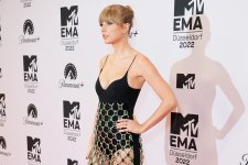 Trang phục đính đá đang trở thành một phần không thể thiếu của Taylor Swift