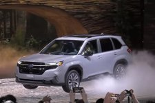 Subaru Forester 2025 ra mắt trong tranh cãi