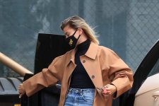 Tham khảo 10 cách diện áo khoác chuẩn sành điệu từ bà xã Justin Bieber