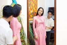 Nhà thiết kế Thuận Việt thêu áo dài làm quà cưới tặng Dương Mỹ Linh
